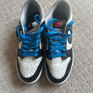 Nike Kids Low-Top Sneakers in White, Black and Blue